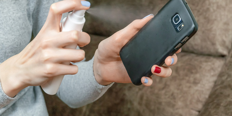 Desinfección de la custodia del teléfono celular