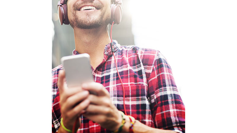 Auriculares en la oreja, con las orejas arreglando