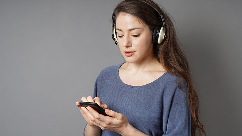 Auriculares durante las horas durante el teléfono