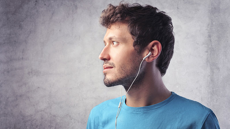 Auriculares en el oído para el teléfono